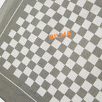Detalle de la bandana de algodón Xarxa con cuadros blanco y negro - BILMA