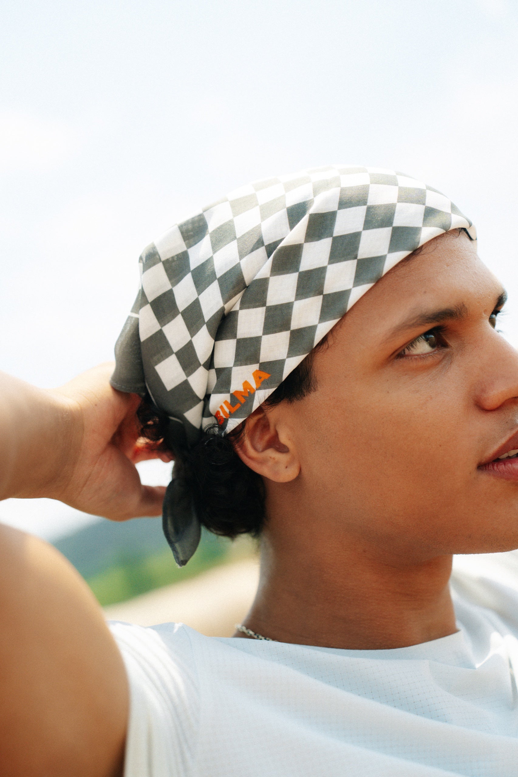 Bandana Xarxa de cuadros blanco y negro puesta en el cuello - BILMA