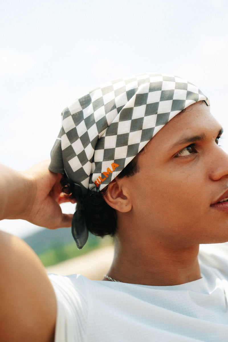 Bandana Xarxa de cuadros blanco y negro puesta en el cuello - BILMA