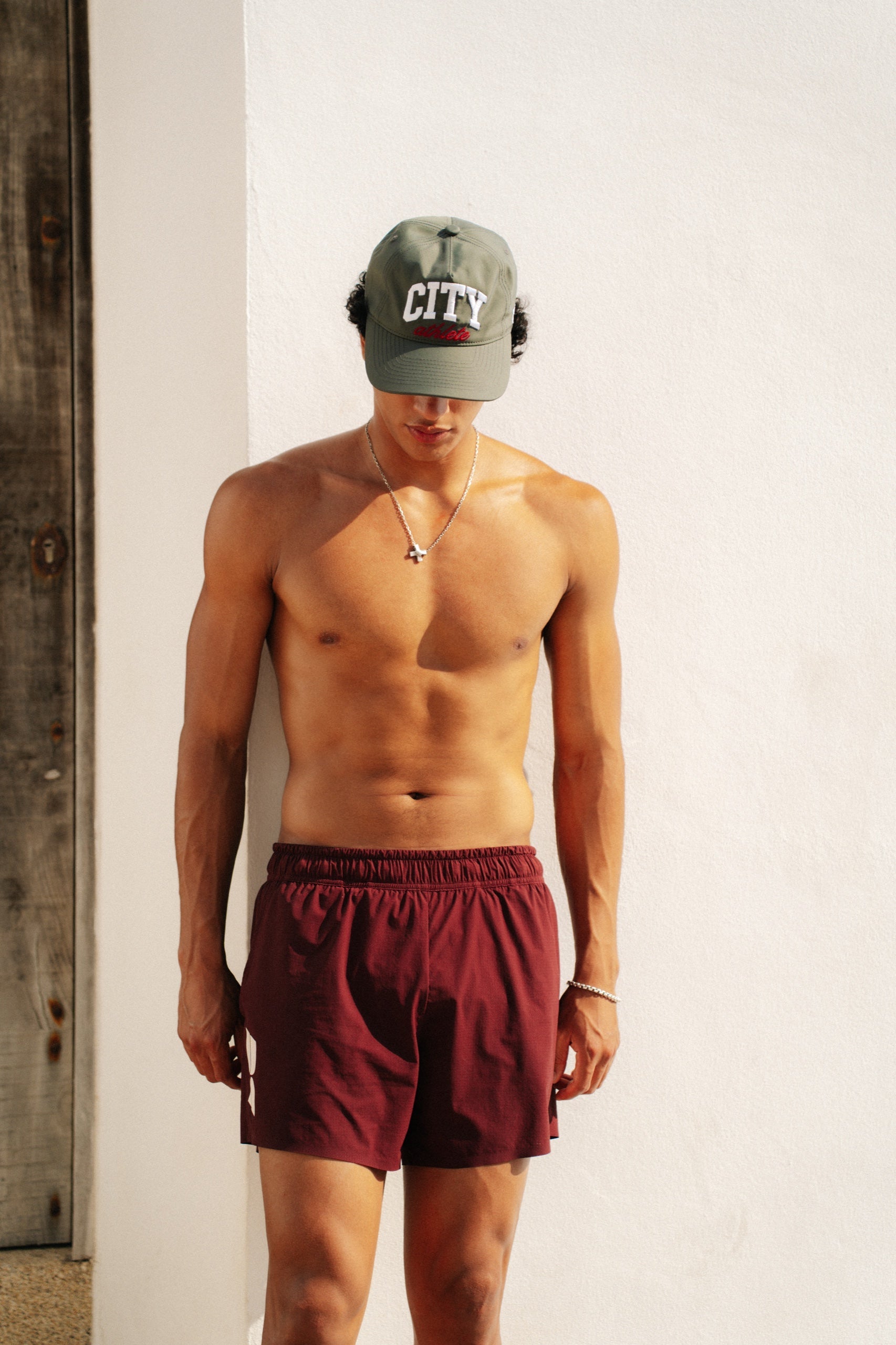 Hombre corriendo con el short de running burdeos Tramuntana Short - BILMA