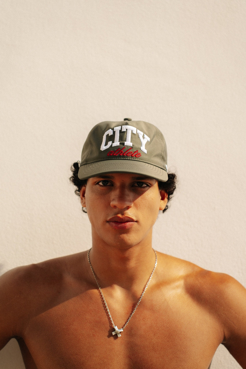 Gorra de running Llevant Cap gris puesta - vista 2 - BILMA