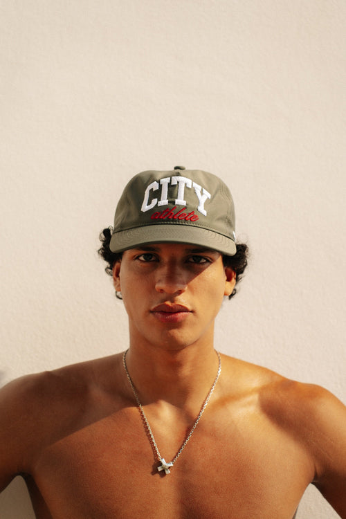 Gorra de running Llevant Cap gris puesta - vista 2 - BILMA