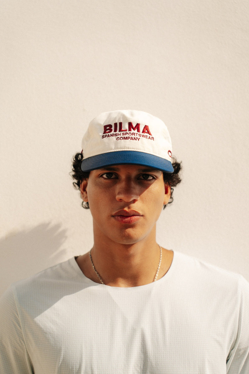 Gorra de running Garbí Cap blanca y azul puesta - vista 2 - BILMA