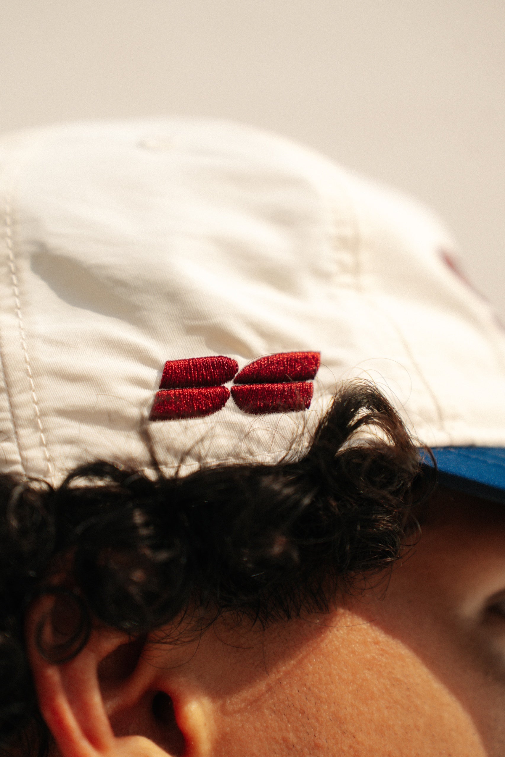Gorra de nylon transpirable Garbí Cap blanca y azul con cierre ajustable - BILMA