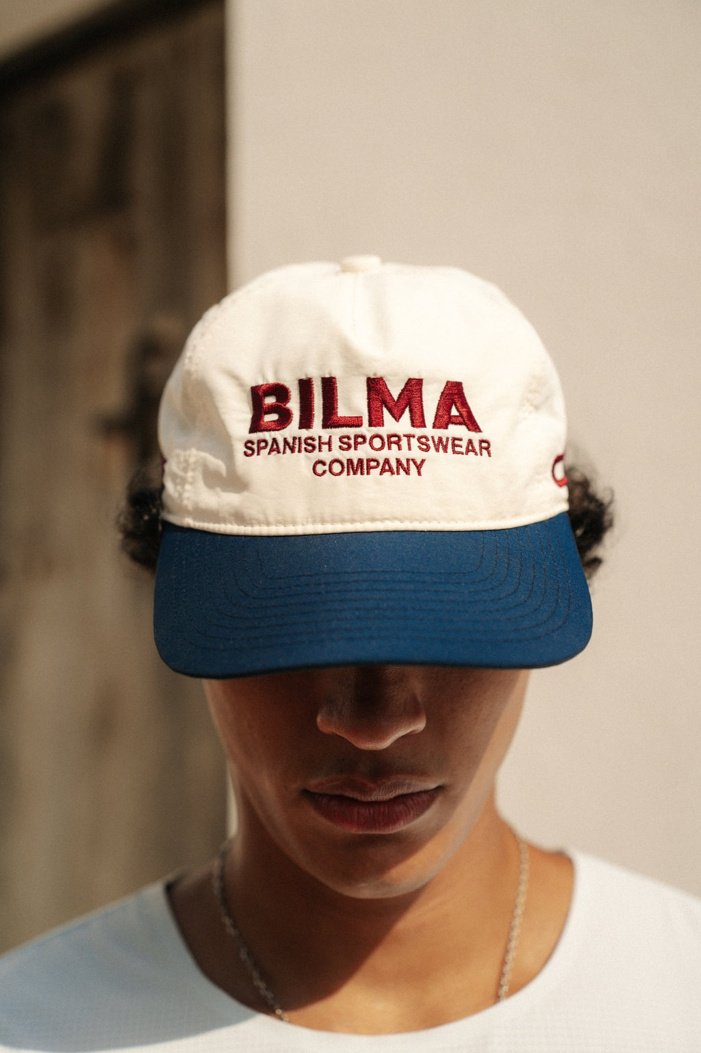 Gorra unisex Garbí Cap blanca y azul, colección de verano Respect the Distance - BILMA