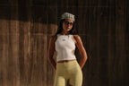 Mujer corriendo con la camiseta de tirantes técnica Medes Vest blanca y azul - BILMA